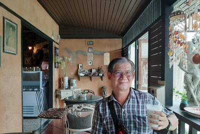 นั่งทานกาแฟ