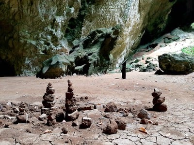 ก้อนหินในถ้ำมีคนวางไว้