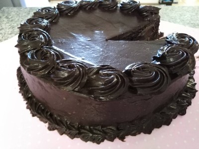 ขนมคลีน : เค้กช็อคโกแลตแต่งหน้าด้วยครีมช็อคโกแลตอาโวคาโด้  ❌ น้ำตาล