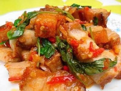ข้าวหมูกรอบผัดกระเพรา