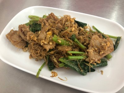 เส้นหมี่ผัดซีอิ้วหมูนุ่ม