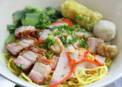 บะหมี่เกี๊ยวลูกชิ้นหมูแดงหมูกรอบ