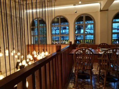 บรรยากาศ Charm Eatery and Bar สาธร