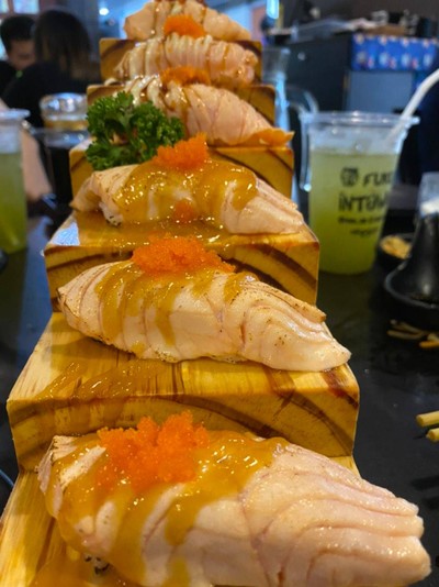 แซลมอนหม้อไฟและซูชิขั้นบันได