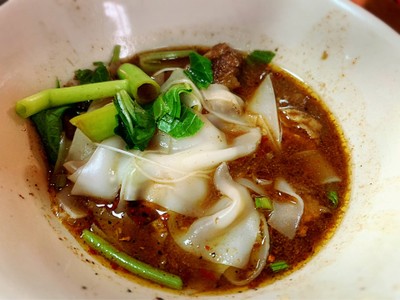 เส้นใหญ่น้ำตกเนื้อ