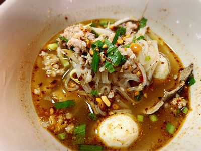 เส้นเล็กต้มยำหมู