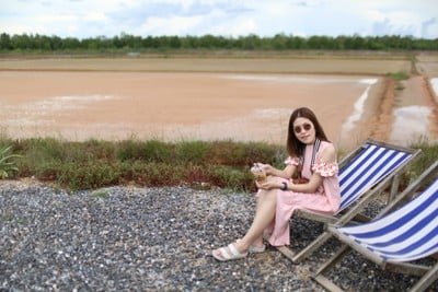 นาเกลือเป็นฉากหลัง