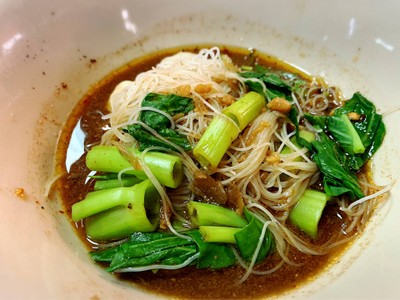 เส้นหมี่ลูกชิ้นเนื้อเปื่อยน้ำตก