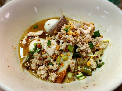 เส้นเล็กต้มยำหมู