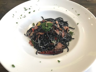 พาสต้าหมึกดำเบค่อนผัดพริกแห้ง