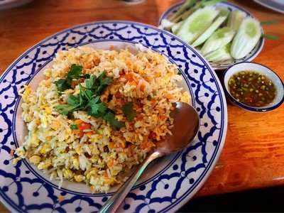 ข้าวผัดปู กลาง