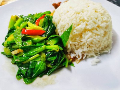 ผัดผักคะน้าราดข้าว