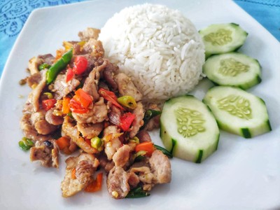 หมูผัดพริกเกลือราดข้าว