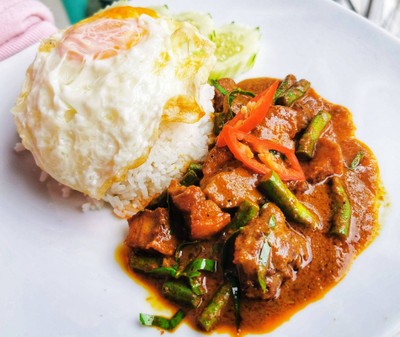 ผัดเครื่องแกงราดข้าว