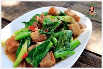 ผัดผักคะน้าน้ำมันหอยหมูกรอบ(กับข้าว)