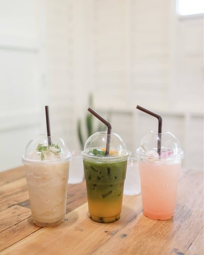 ภพ The Riverside Cafe