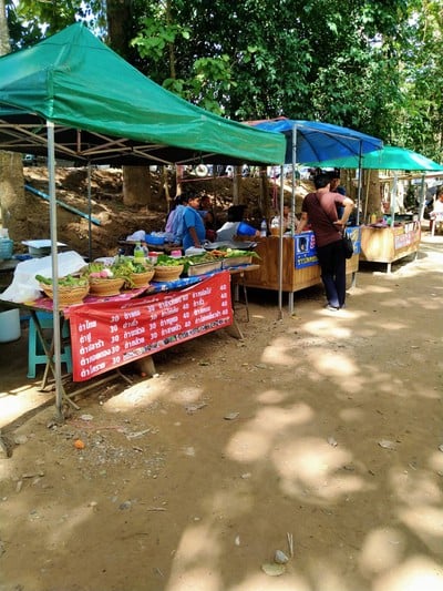 ตลาดหินหล่น