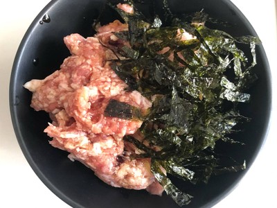 วิธีทำ หมูบดสาหร่ายปั้นก้อน วิธีทำ หมูบดสาหร่ายปั้นก้อน
