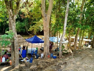 ตลาดหินหล่น