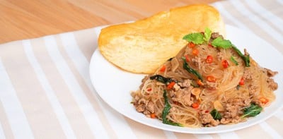 วุ้นเส้นผัดกะเพราไข่เจียวซูเฟล่ วุ้นเส้นผัดกะเพราไข่เจียวซูเฟล่