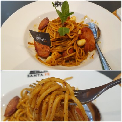 สปาเกตตี้ซอสต๊อดไส้กรอกคุโรบุตะ