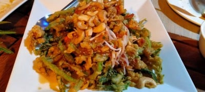 ยำผักบุ้งกรอบ