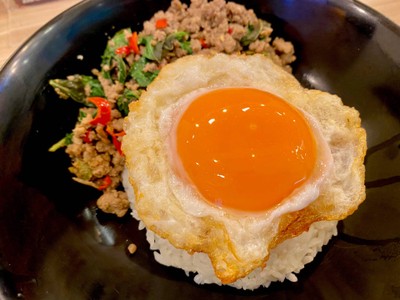 ข้าวกะเพราเนื้อโคขุนสับ (จัมโบ้)+ไข่ดาวเป็ดลาวา