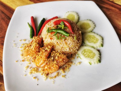 ข้าวผัดน้ำพริก+กุ้งทอด
