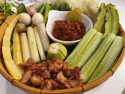หมูทอดปลาร้าชุดผัก