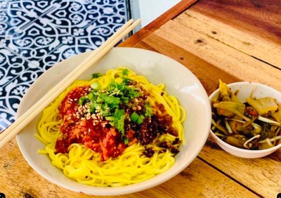 ยำหมีเหลืองจีนยูนนาน 云南黄熊沙拉 Yunnan Style Spicy Egg Noodles Salad