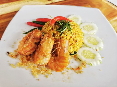ข้าวผัดเครื่องแกงคลุก+กุ้งทอด