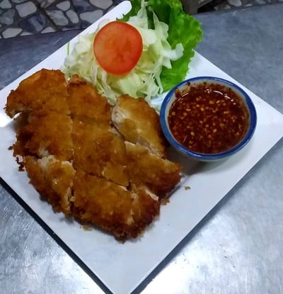 ไก่ชุปเกล็ดขนมปังทอดน้ำจิ้มแจ่ว