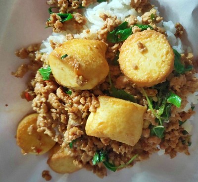 กะเพราหมูสับเต้าหู้ไข่