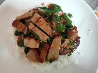 กะเพราหมูกรอบ