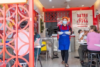 หน้าร้าน ก๋วยเตี๋ยวนายอ้วนเย็นตาโฟบะเต็งเสาชิงช้า เสาชิงช้า