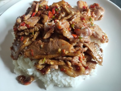เนื้อเป็ดทอดกระเทียมพริกไทย