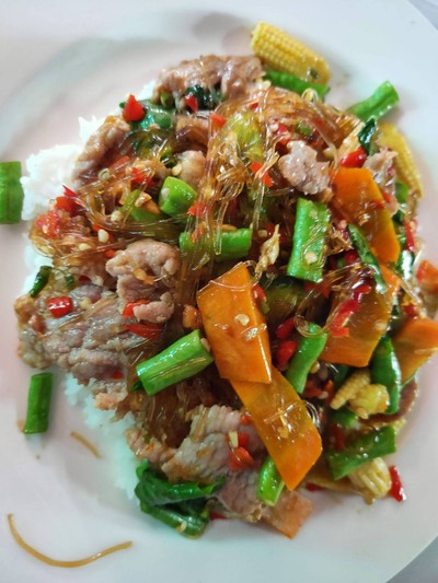 ผัดขี้เมาหมูหมักวุ้นเส้น