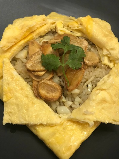 วิธีทำ ข้าวผัดกระเทียมแบบญี่ปุ่น ห่อไข่ 