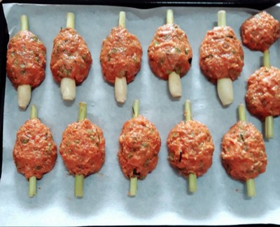 วิธีทำ ทอดมันหมูเด้งพันตะไคร้ (แบบอบ)thai spicy pork cake with lemongrass วิธีทำ ทอดมันหมูเด้งพันตะไคร้ (แบบอบ)thai spicy pork cake with lemongrass