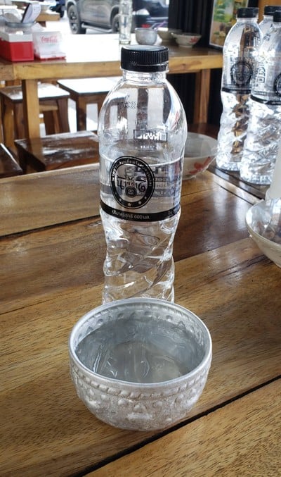 น้ำเปล่าพร้อมน้ำแข็ง