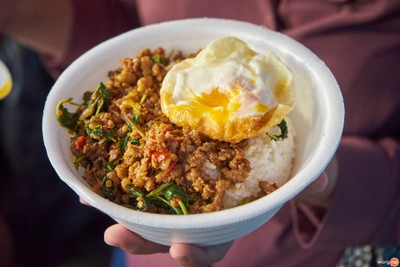 กะเพรายี่เดียว ตลาดนัดเฮียเล็กท่าเรือพระสมุทรเจดีย์