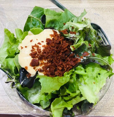 สลัดต้นตำหรับแบบพรีเมียมเสริฟพร้อมครีมซอสสูตรเฉพาะ