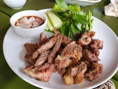 อาหารนั่งม่วนกิ๋นลำ (NANG MUAN KIN LAM RESTAURANT) อาหารนั่งม่วนกิ๋นลำ (NANG MUAN KIN LAM RESTAURANT)