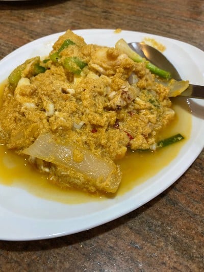 เนื้อปูก้อนผัดผงกะหรี่
