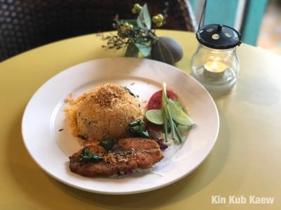 ข้าวผัดมันกุ้งแซลมอนทอด