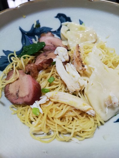 หรูหรา (บะหมี่ปูทะเล เกี๊ยวกุ้ง หมูแดง)