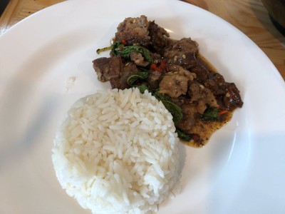 ข้าวราดกระเพราเนื้อตุ๋น