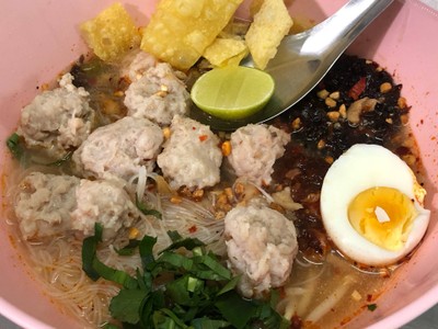 ก๋วยเตี๋ยวต้มยำหมูบะช่อสาหร่ายพิเศษ