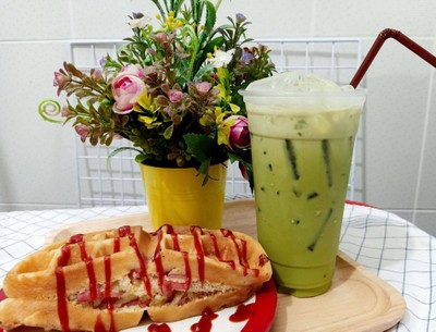 อิ่มเป็นคู่!!!! วาฟเฟิลวนิลา + ชาเขียวเย็น (กรุณาเลือกไส้)