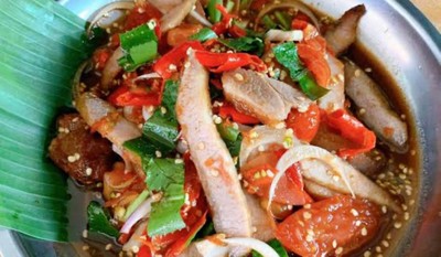 ยำหมูย่างGrilled porkneck salad